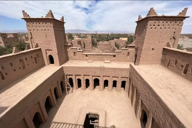 فناء داخلي يوضح العمارة الطينية في قصبة تاريخية بسكورة