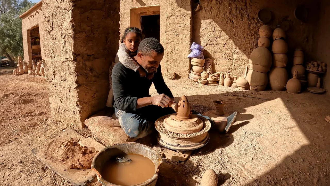 Atelier de poterie avec thé
